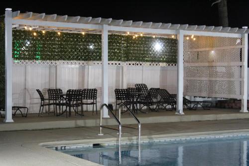 Der Swimmingpool an oder in der Nähe von Days Inn by Wyndham Marianna