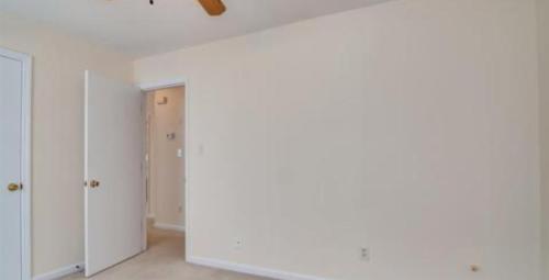 um quarto vazio com paredes brancas e um armário em Home on Countryside em Hephzibah
