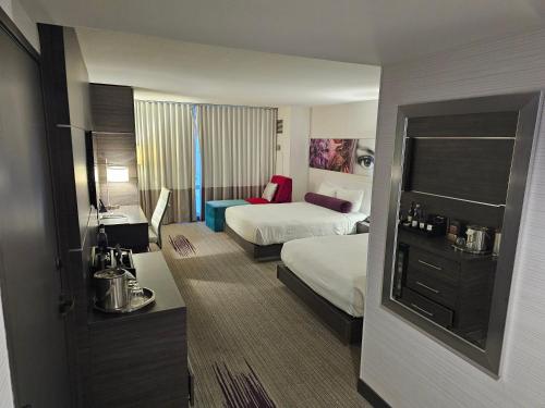 Elegant stay at Palms Strip Las Vegas في لاس فيغاس: غرفة فندق بغرفة نوم بسريرين