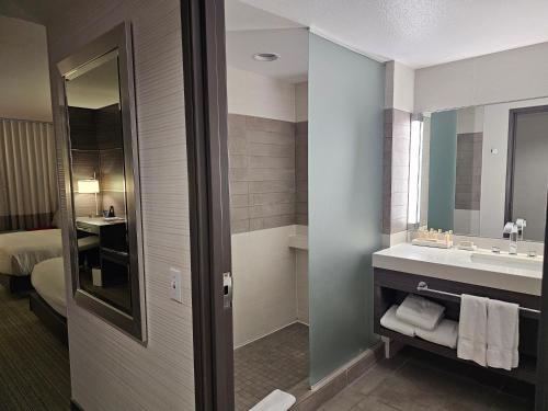 Elegant stay at Palms Strip Las Vegas في لاس فيغاس: حمام مع حوض ومرحاض ومرآة