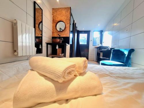 une chambre avec un lit avec deux serviettes dessus dans l'établissement Studio indépendant avec jardin privatif, à Fontenay-aux-Roses
