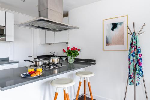 Кухня або міні-кухня у Stunning 1 Bed apartment Kings Cross/St Pancras Farringdon