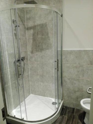 y baño con ducha y aseo. en Double bed (R2) close to Burnley city centre, en Burnley