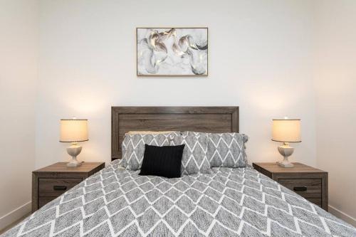 Un dormitorio con una cama grande con dos mesitas de noche. en Comfy Apt with pool & hot tub in downtown LA', en Los Ángeles