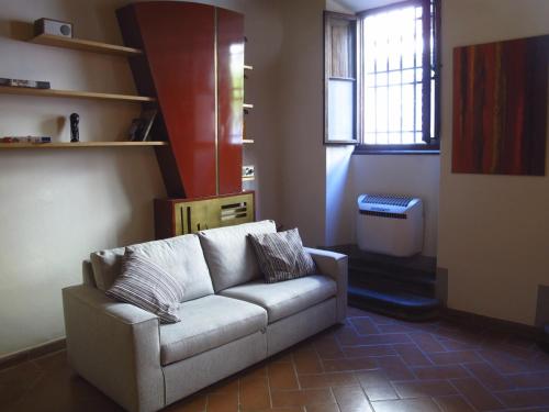 sala de estar con sofá y ventana en Casa Lorena, en Florencia
