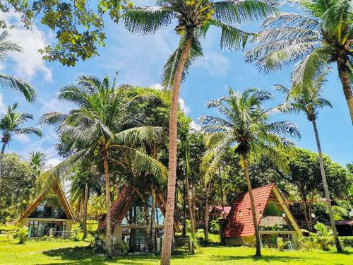Phumĭ Kaôh Rŏng的住宿－Koh RhongSunshine Resort，棕榈树度假村前方