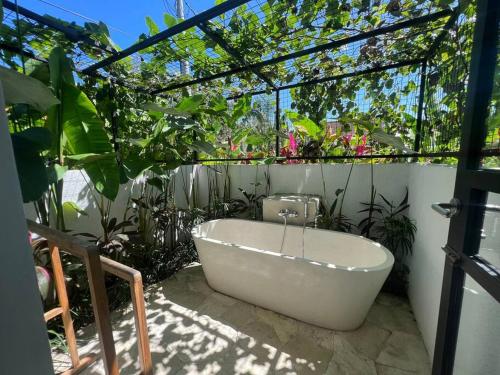 Κήπος έξω από το Villa Rae - 2BDR Luxe Villa