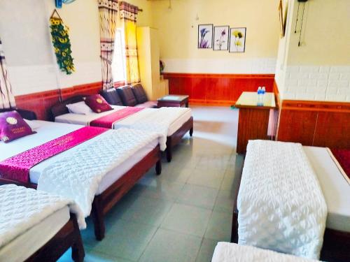 Tempat tidur dalam kamar di GRAD Hoa Do Hotel