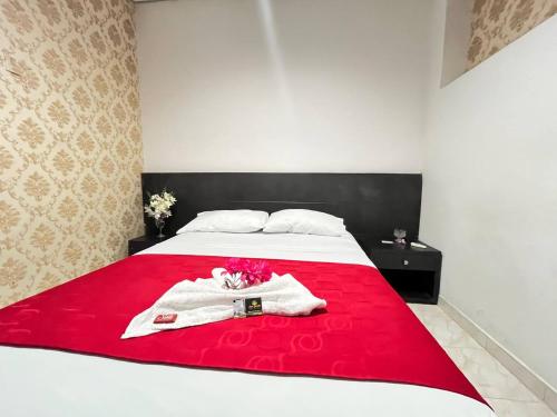 Hotel Boutique Casa Dorada في نيفا: غرفة نوم بسرير وبطانية حمراء