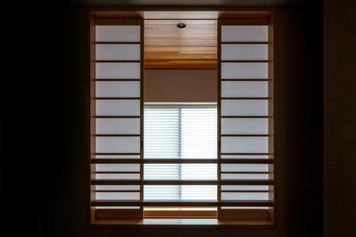 箱根Hotel Sengokuhara 533的一扇可以看到带百叶窗的窗户