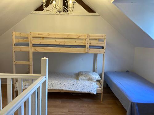 - une chambre avec des lits superposés et un escalier dans l'établissement Maison 5 personnes, au Mans
