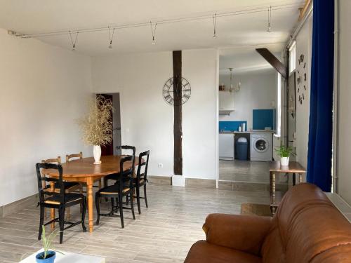- un salon avec une table et un canapé dans l'établissement Maison 5 personnes, au Mans