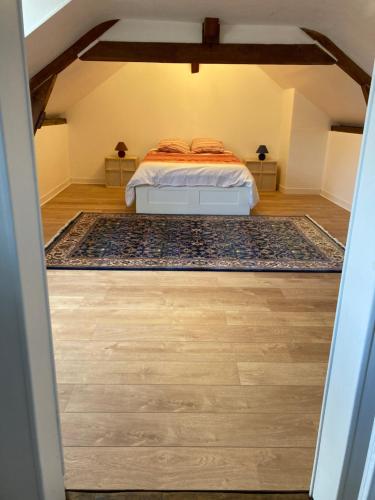 - une chambre avec un lit et du parquet dans l'établissement Maison 5 personnes, au Mans