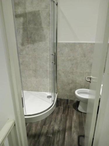 bagno con doccia e servizi igienici. di Double bed (R1) close to Burnley city centre a Burnley