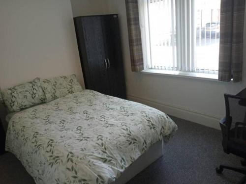 - une chambre avec un lit et 2 fenêtres dans l'établissement Double bed (R1) close to Burnley city centre, à Burnley