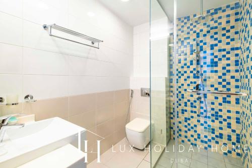 La salle de bains est pourvue d'une douche, de toilettes et d'un lavabo. dans l'établissement LUX - Opulent Island Suite 3, à Dubaï