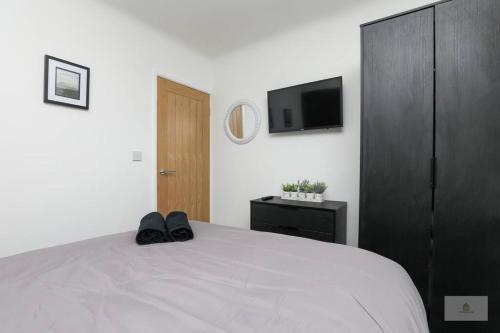 Cama ou camas em um quarto em Newly Renovated 3 Bedroom House with Parking by Amazing Spaces Relocations Ltd