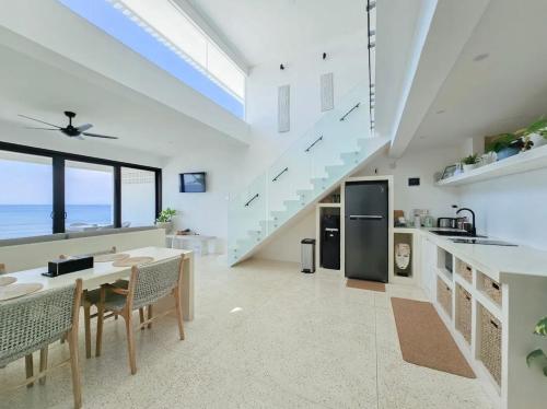ครัวหรือมุมครัวของ Infinity Villa - BOUTIQUE BEACHFRONT- Two Bedroom Luxury Family Suite Bingin Beach