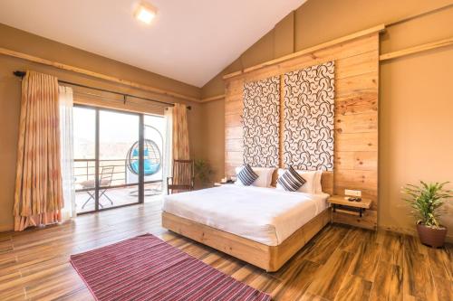 Gulta vai gultas numurā naktsmītnē Sunshine Resort Pokhara