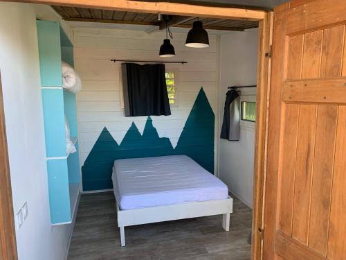 1 dormitorio pequeño con 1 cama en una casa en Villa vue exceptionnelle, en Saint-Leu