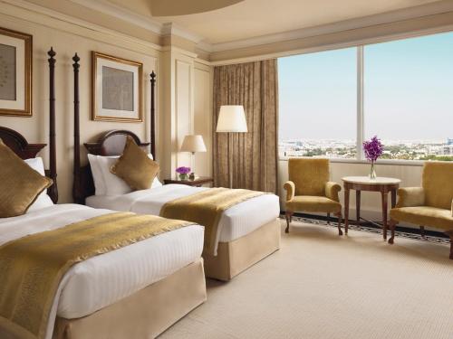um quarto de hotel com duas camas e uma janela em Mövenpick Hotel Al Khobar em Al Khobar