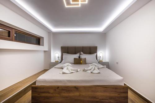Postel nebo postele na pokoji v ubytování Kallisti Palace - Elegant Maisonette Apartment