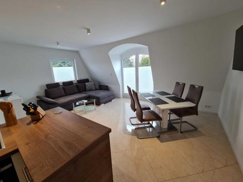 een keuken en een woonkamer met een tafel en stoelen bij Villa Dohne by Altmann in Birkenstein