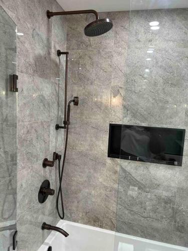 Un baño de Elite Upper Deck Suites l Lake front with hot tub