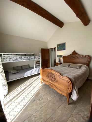 a bedroom with two bunk beds in a room at La Petite Garrigue in Mérindol