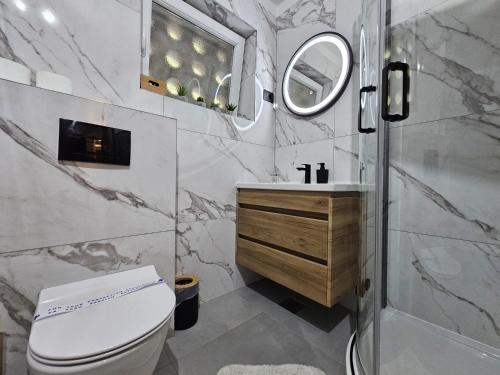 y baño con aseo y lavamanos. en Kolombo Lux apartment, en Split