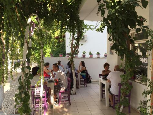 grupa ludzi siedząca przy stołach w restauracji w obiekcie Agan Pension w Bodrum