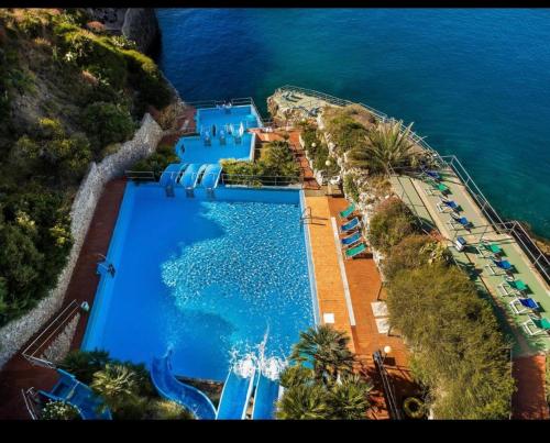 einen Blick über einen großen Pool neben dem Wasser in der Unterkunft Casa vacanze relax in Terrasini