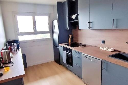 a kitchen with a sink and a stove top oven at Paris / Disney 6 Personnes in Noisy-le-Grand