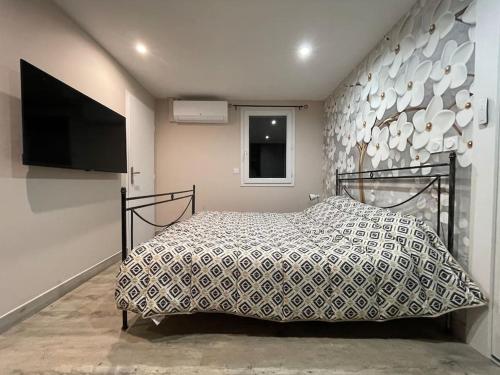 - une chambre avec un lit et un mur avec des assiettes dans l'établissement GRENOBLE SUD VARCES Suite privatisée au pied des Montagnes, à Varces