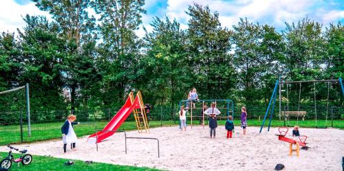 a group of people playing on a playground at Dijkrose in Oostmahorn