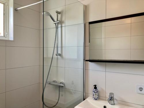La salle de bains est pourvue d'une douche et d'un lavabo. dans l'établissement Olivia 6pers House with a private garden close to the National Park Lauwersmeer, à Anjum