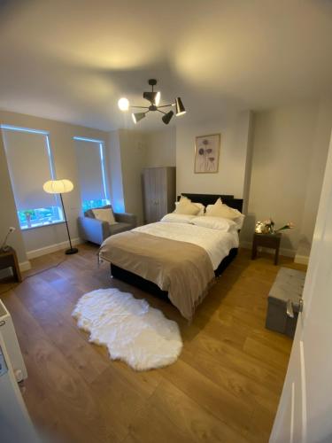 ダブリンにあるExtra large Room in new house at Citywestのベッドルーム(大型ベッド1台付)、リビングルームが備わります。