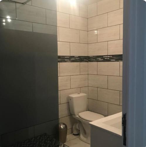 uma casa de banho com um WC e um lavatório em Appartement au RDC d’une maison em Privas