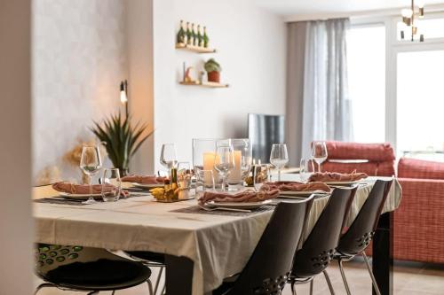 Una mesa con copas de vino y comida encima. en Huswell - Spacious house with 3 terraces, en Nieuwpoort
