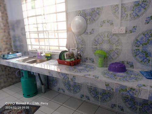 eine Küchentheke mit Spüle und Fenster in der Unterkunft SP 5 Homestay Kuranji Kota Marudu Sabah Malaysia in Kampong Sorosob
