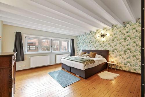 ein Schlafzimmer mit einem großen Bett in einem Zimmer in der Unterkunft Spacious house with 3 terraces in Nieuwpoort