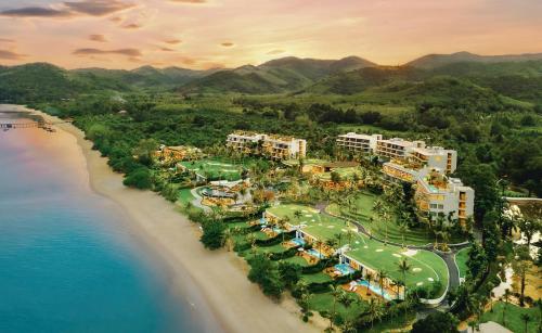 una vista aerea di un resort sulla spiaggia di Anantara Koh Yao Yai Resort & Villas a Ko Yao Yai