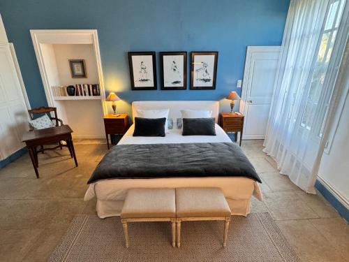 une chambre avec un grand lit avec deux oreillers dans l'établissement camarina-lodging, à Beauvoisin