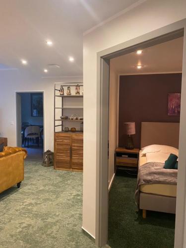 エルクラートにあるBESOTEL Erkrath- Ferienwohnungen und Apartmentsのベッドルーム1室(ベッド1台付)、リビングルームが備わります。