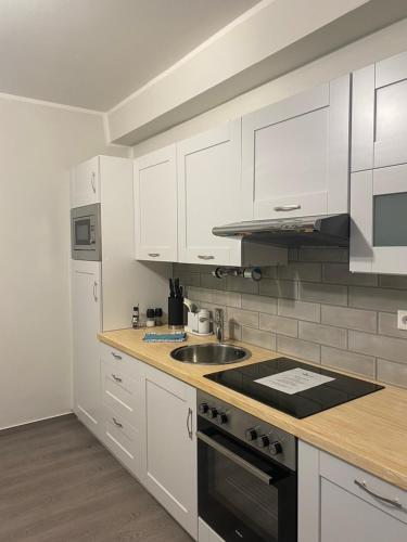 Küche/Küchenzeile in der Unterkunft BESOTEL Erkrath- Ferienwohnungen und Apartments