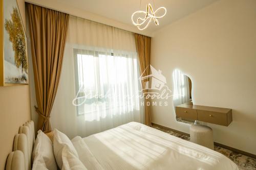 um quarto com uma cama e uma janela em Luxury Park View 2Bedroom 5pax em Dubai