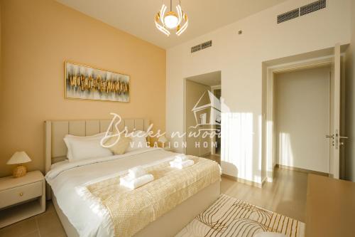 um quarto com uma cama grande e um espelho em Luxury Park View 2Bedroom 5pax em Dubai