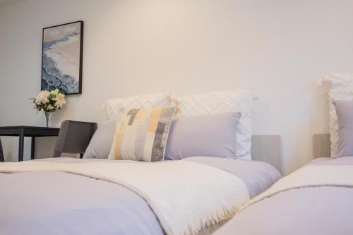 two beds sitting next to each other in a bedroom at Shinjuku Ryokan Retreat丶Local Tokyo Experience & Short Trips Hub丶walk to Shinjuku station EoE4 in Tokyo