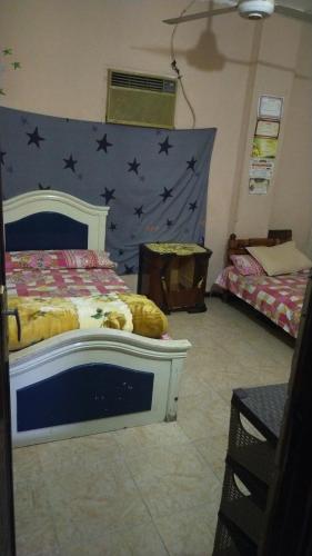ein Schlafzimmer mit einem Bett mit Sternen an der Wand in der Unterkunft my hotel in al-Minya