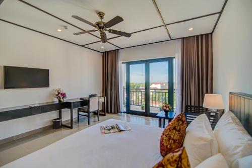 TV a/nebo společenská místnost v ubytování White Lotus Hotel Hoian